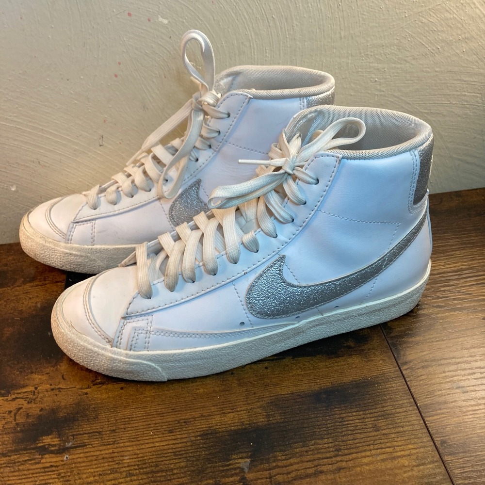 Nike Blazer Mid 77 Womens 8 White Metallic Silver High Top Shoes DQ7574-100